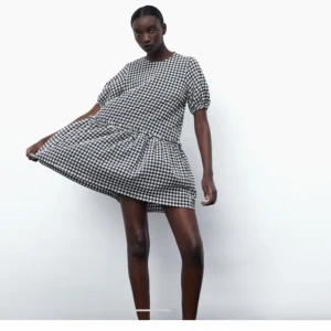 Rutig zara klänning - Säljer denna superfina klänning perfekt till sommaren🥰I storlek 164 men sitter som en xs/s, i bra skick