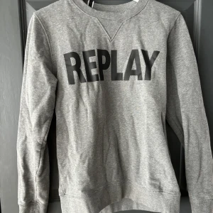Replay collegetröja  - Grå collegetröja i storlek S. Endast använd ett fåtal gången så väldigt bra sick!   Nypris 1400kr  Säljes för 600kr