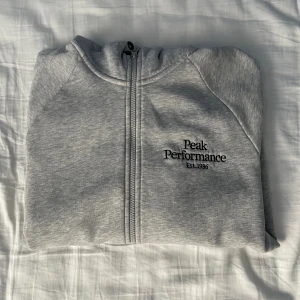 Peak performance hoodie - Skick 8/10, M men sitter bra på L också. Kom pm för fler frågor.