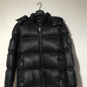 Armani jacka - Hejsan jag köpte dena jacka för 2år sen och säljer den nu för att den inte passar mig och den är storlek M och har ändast använt den en vinter köpte den för 2.499 på zalando och nu är den slut sålt 