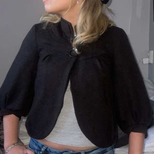 Trekvarts jacka - Stockholm stills trekavarts jacka. Från topshop är i nyans brun svart men men ser inte de bruna så tydligt