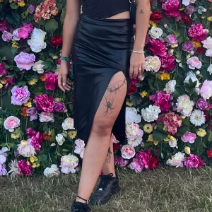 Läderkjol - Endast använd en dag, märkte tyvärr då att den va lite för tight så sömmen började spricka i sliten (se sista bild).  Den är gjord helt av polyester!   Katt finns i hemmet😸