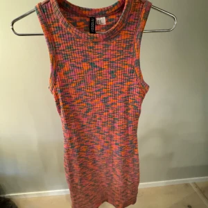 Klänning från H&M - En klänning i bra skick från H&M, storlek xs.