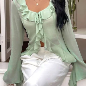 Superfin ljus grön topp - Väldigt snygg topp som passar jätte bra nu till sommaren. Går att justera knytande på toppen själv. Helt ny och oanvändbar. Storlek S.😍