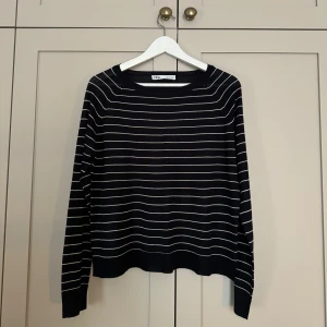 Randig tröja  - Mörkblå, vitrandig tröja från Zara i nyskick💙