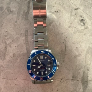 Kompass klocka  - Jäkligt snygg och stilren klocka från Kompass Stocholm med blå urtavla  Använd väldigt fåtal gånger   Hör av er vid frågor! 