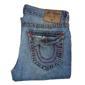 True Religion jeans Ricky fit Super T stitch. Saknar knapp på högra fickan. W36 [Ytterbenslängd 96cm] [Innerbenslängd 69cm] [Midja 48cm] [Benöppning 22cm]