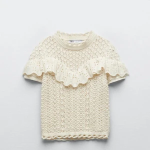 Zara topp - Virkad beige zara topp som inte säljs länge. Använd ca 3 gånger och därför helt i nyskick. Pris kan diskuteras vid snabbt köp! Tryck gärna på köp nu💕