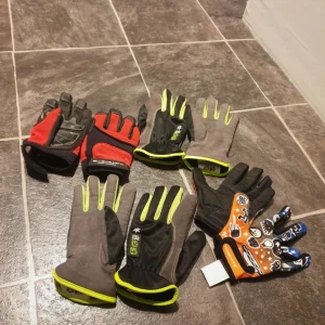 Handskar barn  - 4 par handskar till barn  Passar runt 6-7 års åldern. 