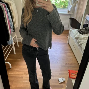 Jeans  - Svarta jeans från lager 157 med knappar på fickorna där back. Använt fåtal gånger och därför i bra skick! Pris kan diskuteras vid snabbt köp! Tryck gärna på köp nu💕