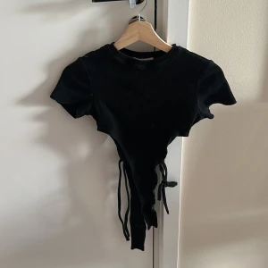 Body med cut outs  - Body från Simmi London! Jätte fin men är lite liten. Har inga fler bilder. 