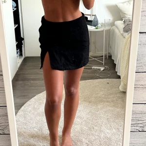 Svart kjol med slits - Jättefin minikjol med slits. Knappt använd. Är 163cm