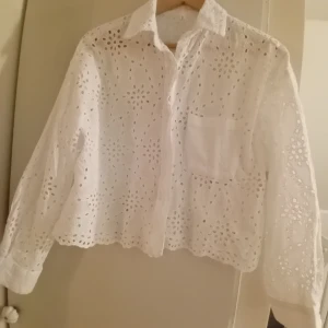 Blus/skjorta  - Blus inköpt på Bali, broderi anglasie, bomull/ polyester strl . Aldrig använd enbart tvättad.strl L