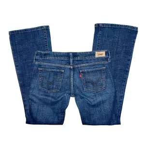 Blå vintage utsvängda bootcut vintage levi’s jeans, modellen är levis 545 low bootcut, i strl S💕 midja 38cm, längd 98, innerbens 78