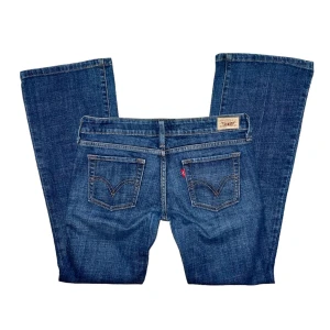 Vintage blåa lågmidjade levis 545 jeans - Blå vintage utsvängda bootcut vintage levi’s jeans, modellen är levis 545 low bootcut, i strl S💕 midja 38cm, längd 98, innerbens 78