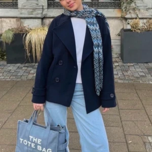 Kappa - Kort kappa i mörkblå färg. Endast testat den så den är i ny skick