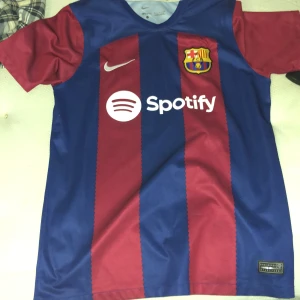 Barca tröja  - Säljer en Barca tröja i bra skicka används 10-20 gånger Max   Storlek s men passar folk som har M den är stor i storleken 