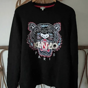 Kenzo - Knappt använd Kenzo sweatshirt från Jonhells. Nypris 3000kr Storlek M