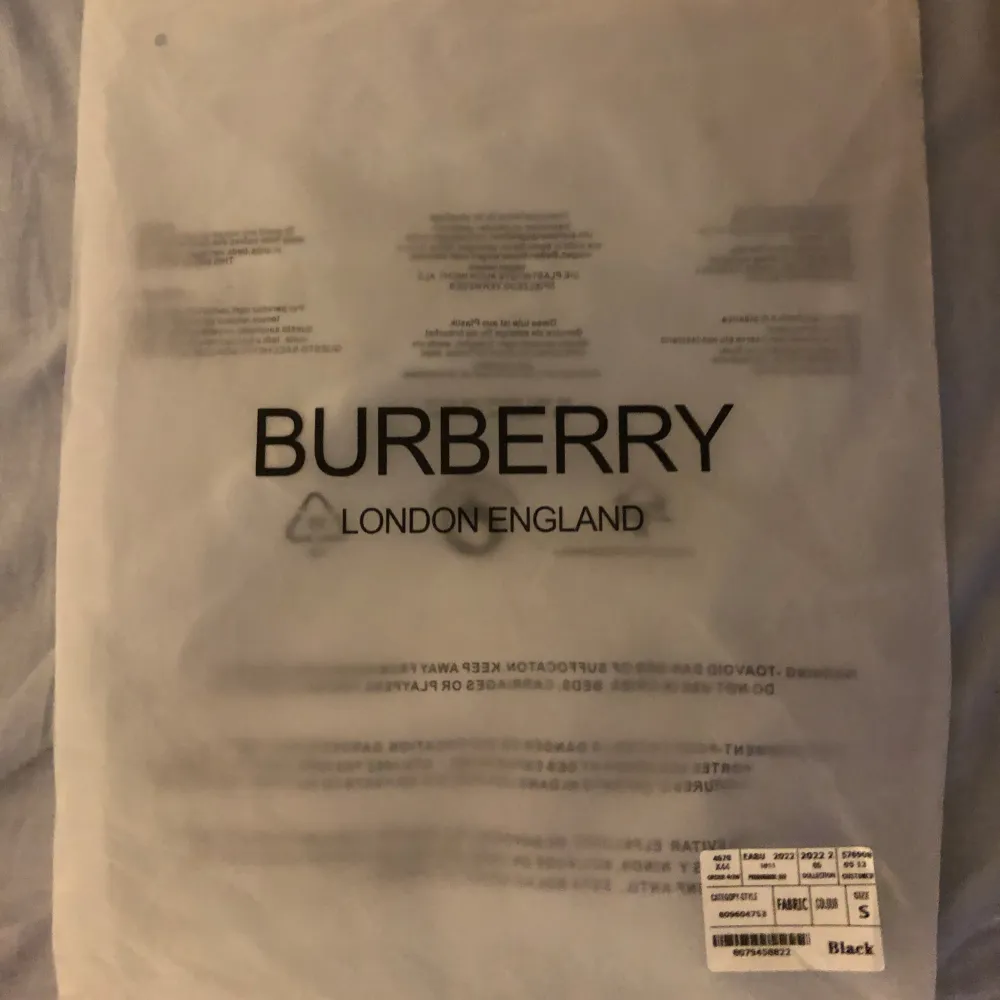 Äkta Burberry hoodie med etikett kvar och burberry påse. Helt oanvänd. . Hoodies.