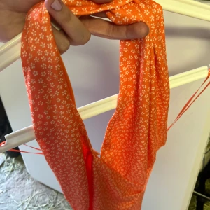 Halterneck topp  - Helt oanvänd med lappen kvar. Ska bäras ”Criss cross” perfekt sommartopp