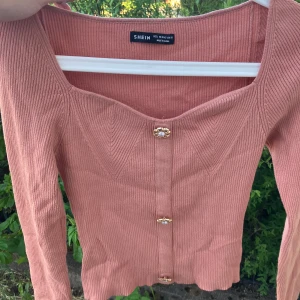 Rosa tröja med fina knappar  - Helt ny och oanvänd 