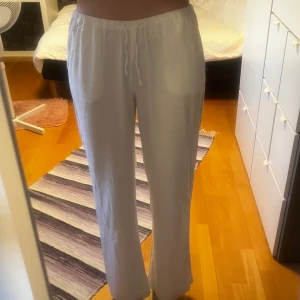 Långa vita linnebyxor- Madlady - Säljer dessa supersnygga lågmidjade vita linnebyxorna från Madlady då de inte passar mig längre. De är i längden  x-tra tall men har blivit för korta för mig som är 185cm😅 midja: 36cm innerben: 81cm. De är stretchiga och i bra skick. Skriv för frågor