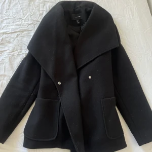 Kort kappa - Säljer pga att jag aldrig använder den! Köpt i höstas, knappt använd något