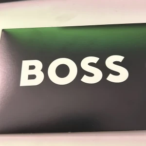 Hugo Boss presentkort - Presentkortet har 1842kr på saldot. Säljer den för 1500 för att jag inte behöver mer saker från Hugo boss