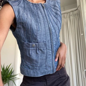 Vintage denimväst - Säljer denna fräscha denimvästen, köpt secondhand men i toppskick!👌🏾🌟 