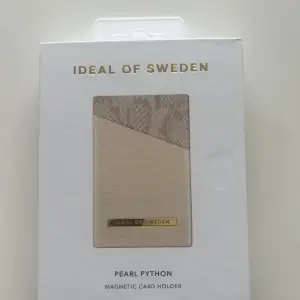 Magnetisk korthållare från Ideal of Sweden. Aldrig använd. Förpackning bruten. 