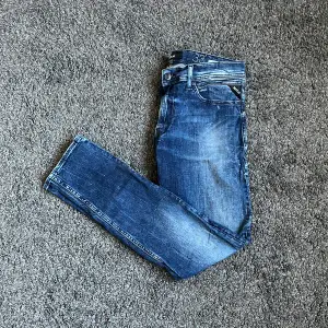 Nu säljer vi ett par Replay jeans i otroligt snygg färg för ett mycket bra pris💫 De är i nästintill perfekt skick och svåra att hitta för detta pris👌Sitter som anbass jeans, bara inte lika stretchy💯 Nypris: 1800 Vårt pris: 599😍 Ställ frågor💯