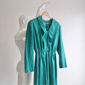 Vintage klänning  - Vintage turkos klänning med fin glans och krage. Resår i midjan. Bra skick!