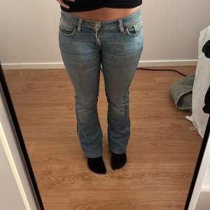 Lågmidajade jeans från fornarina💕byxorna passar flock som är 160-165. Har ett litet hål mellan benen(bild 3) annars bra skick💕💕