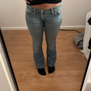 Lågmidjade jeans - Lågmidajade jeans från fornarina💕byxorna passar flock som är 160-165. Har ett litet hål mellan benen(bild 3) annars bra skick💕💕