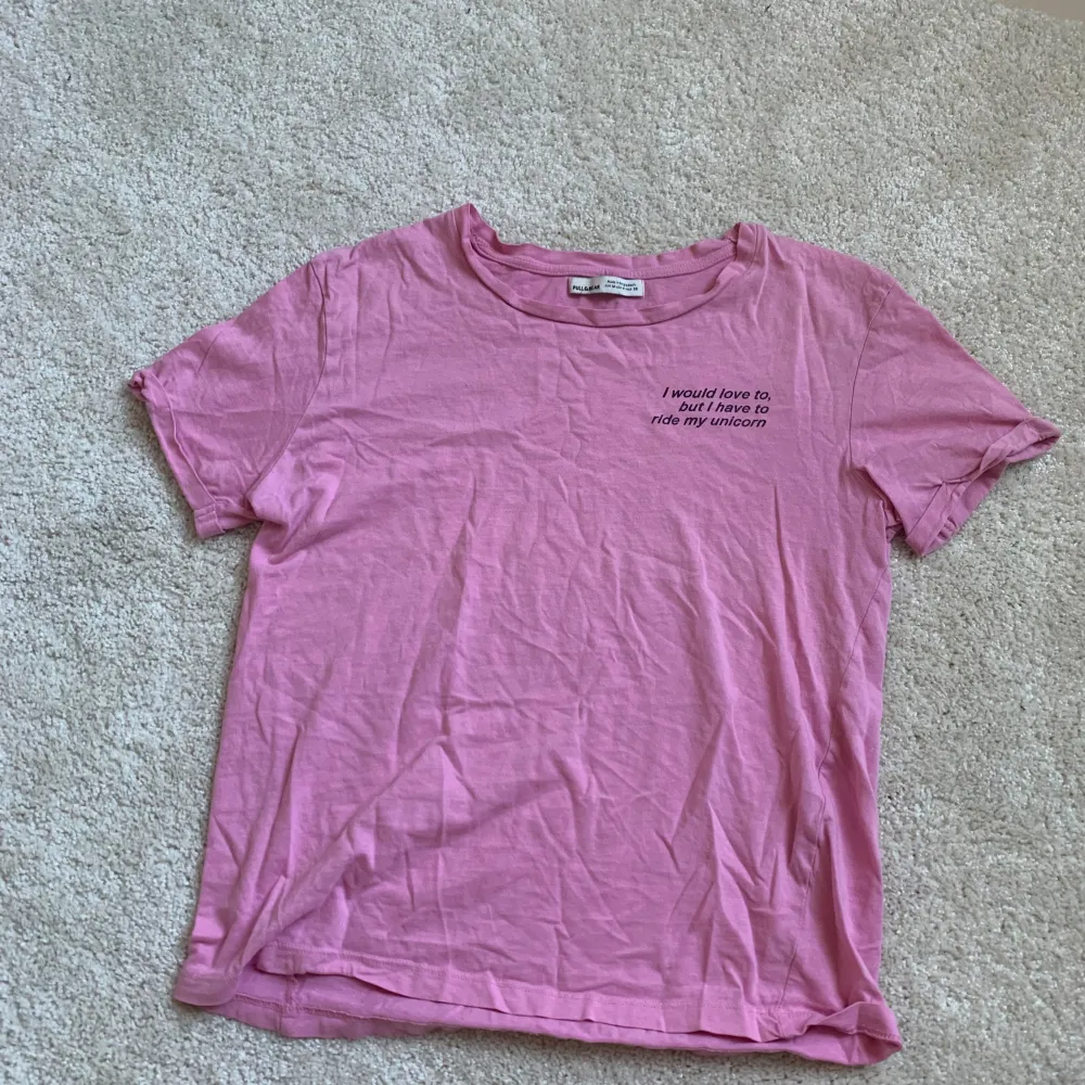 Rosa t-shirt från pull&bear. strl M men är ganska liten i modellen. ca 50 cm lång💞. T-shirts.