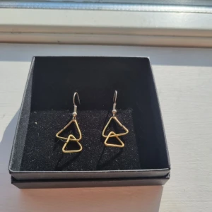 Triangel örhängen  - Superfina triangelörhängen!