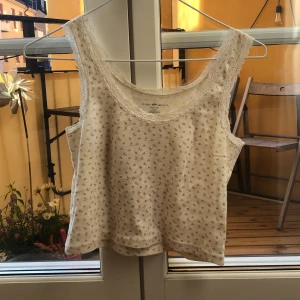 Linne - Jätte fint linne från Brandy Melville! Säljer då den inte kommer till användning💗 inga defekter. Fråga för flera bilder💘