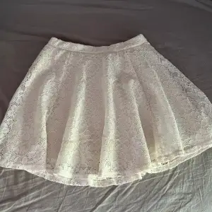 Superfin vit kjol med somrigt mönster! Använd några gånger men det syns inte. Köpt för 350 kr. Det står storlek 6 men jag skulle säga att den är S (även xs eller m beroende på hur man vill ha den)