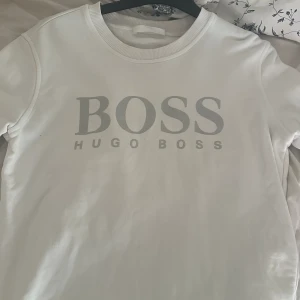 Hugo boss tröja  - Inga fläckar väldigt fin men inte min stil längre. 