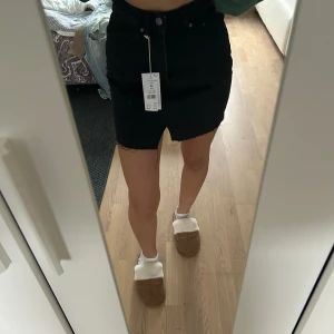 Jeanskjol - Svart jeanskjol från Gina tricot i strl 32