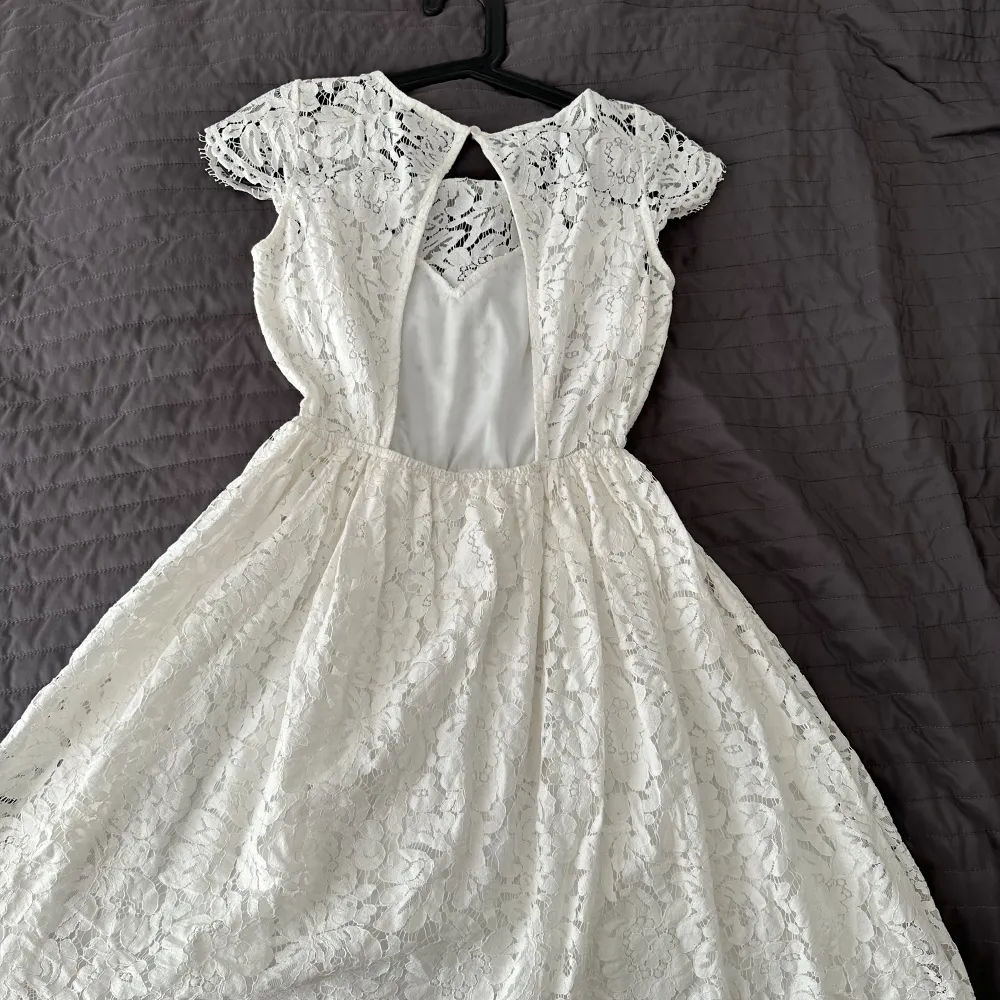 Jättefin vit klänning som passar perfekt till studenten. Kommer i bra skick och är endast testad. Den är i storlek 36. Priset kan diskuteras. . Klänningar.