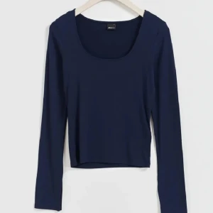 Mörk blå tröja från gina tricot - Använt ett fåtal gånger, strl S men är väldigt stretchig. Pris kan diskuteras❤️