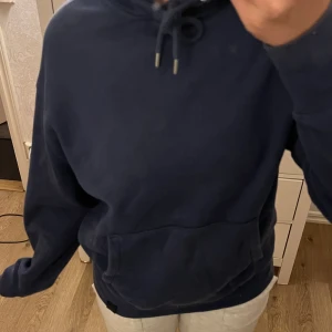 Blå hoodie  - Jag säljer en lite oversized hoodie i marinblått från Pull & Bear. Fint sick och mysigt material💙