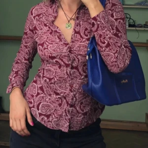 Mönstrad skjorta - Snygg mönstrad skjorta i vinrött och vitt🌸 fint skick🫶