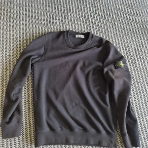Stone island Sweatshirt - Tjena, säljer min stone island tröja i Storlek L. Den är i bra skick men syns att den är använd. Priset kan diskuteras vid snabb affär. Skriv mer mer bilder👍