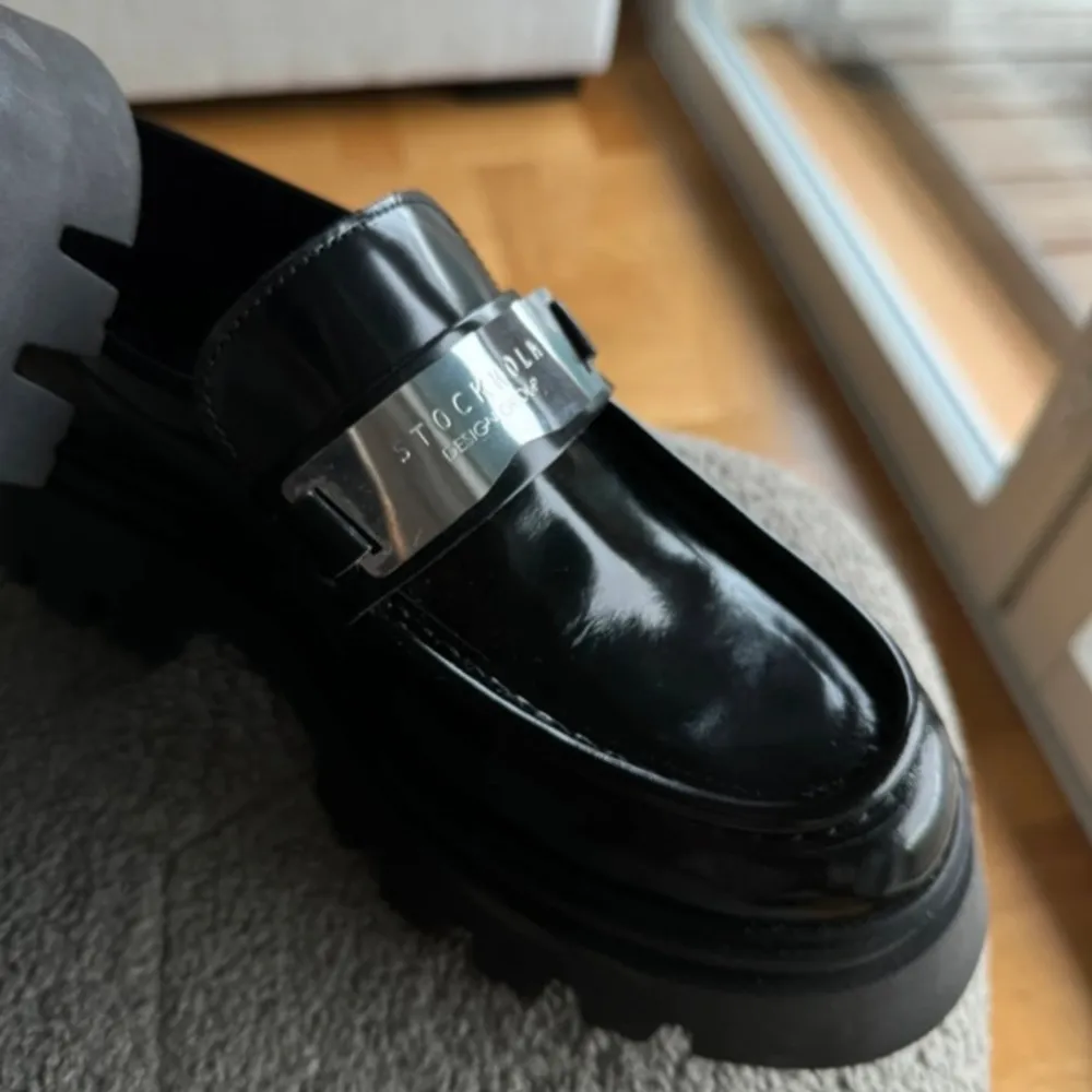 Chunky loafers från Stockholm design group.  Helt nya, har bara testat dem.  Nypris 1699kr Storlek 39 Kan postas, annars finns de att hämta i Sundbyberg. . Skor.