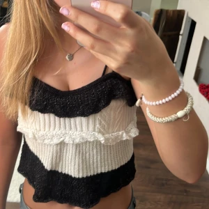 Sommar line! - Hej nu säljer jag mitt fina top från zara! Den är i storlek S men den passar xs-xxs. Jag är xs och köpte den i S för att det är en magtröja och ville inte vissa hela magen! Den har inga defekter! Medela innan köp jag kan mötas i Stockholm eller posta