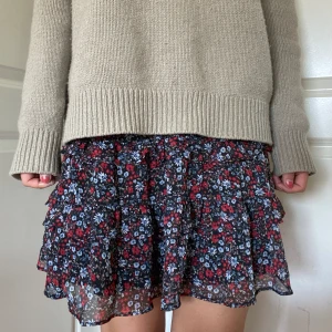 Kjol - Söt kjol säljs 💖💖super skön o najs till sommaren! Åker bort 11 Juni, kan skicka och mötas upp innan dess.