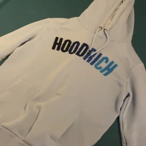 Hoodrich tracksuit - Skicket på tracksuiten är 9/10 inte använd speciellt mycket, storleken i tröjan är S och i byxorna M eftersom byxorna är små i storleken så sitter det som S