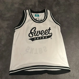 Linne SWEET SKRBS - Ett linne med utav SWEET SKTBS, helt ny aldrig använd endast testad, i storlek XXL 